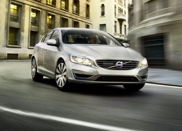 Volvo S60 hareket halinde ön görünüm