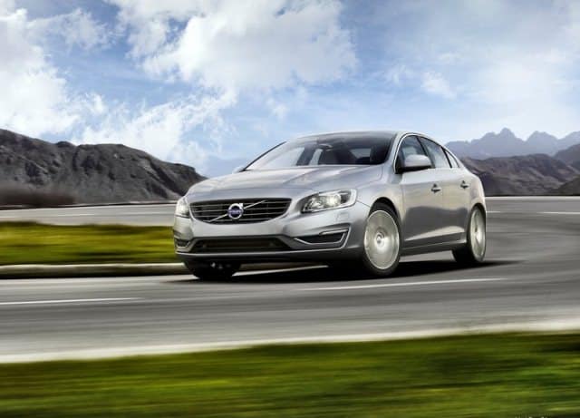 Volvo S60 açık yolda ön üç çeyrek görünümü
