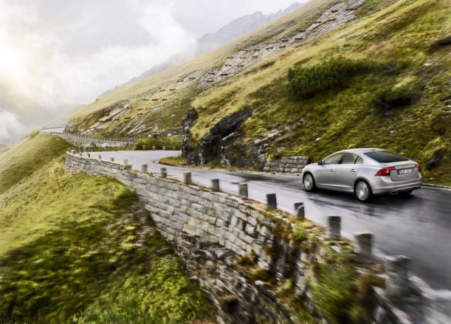 Volvo S60 dağ yolunda arka görünüm