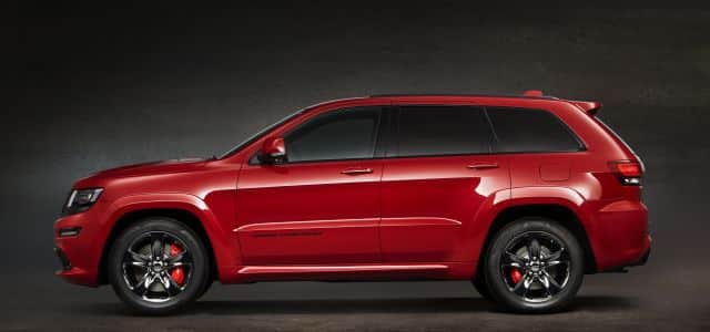 2015 Jeep Grand Cherokee SRT Red Vapor Edition kırmızı gövde yan görünümü