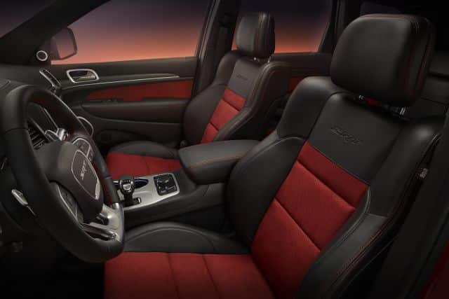 Jeep Grand Cherokee SRT Red Vapor siyah ve kırmızı ön koltukları