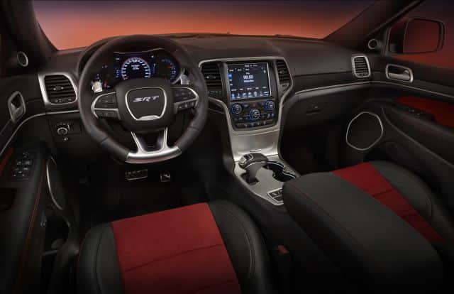 Jeep Grand Cherokee SRT Red Vapor kokpiti ve Uconnect ekranı