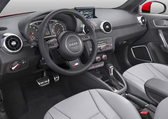 Audi A1 S line kokpiti direksiyon orta ekran ve S tronic vites