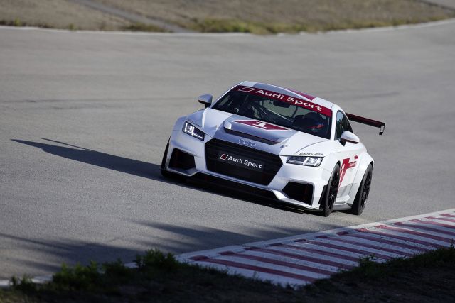 Audi TT cup viraj girişinde önden görünüm