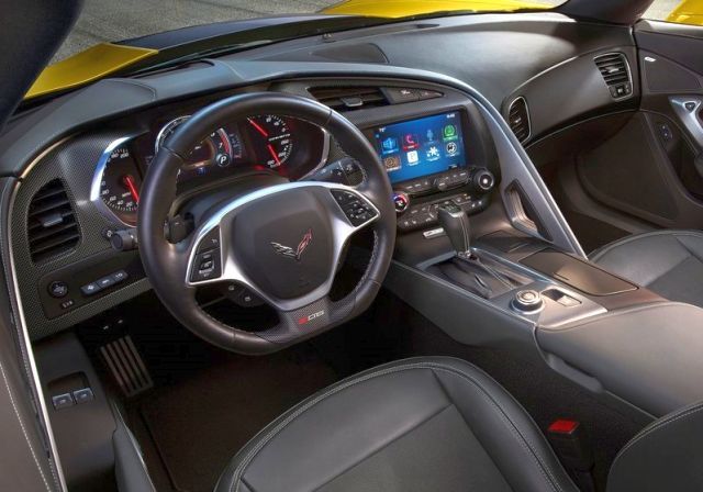 2015 Chevrolet Corvette Z06 sürücü odaklı kokpit ve gösterge paneli