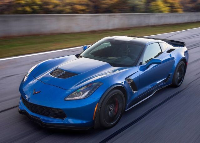 Mavi Corvette Z06 pistte ön üç çeyrek görünüm