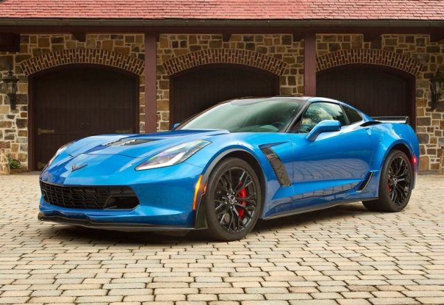 2015 Chevrolet Corvette Z06 mavi gövde ön üç çeyrek görünümü