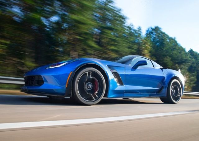 Chevrolet Corvette Z06 hareket hâlinde yan ön görünüm