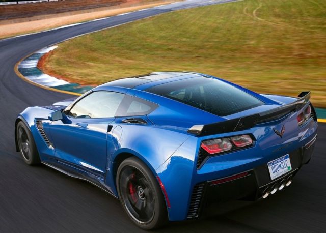 Mavi Chevrolet Corvette Z06 pistte arka görünüm