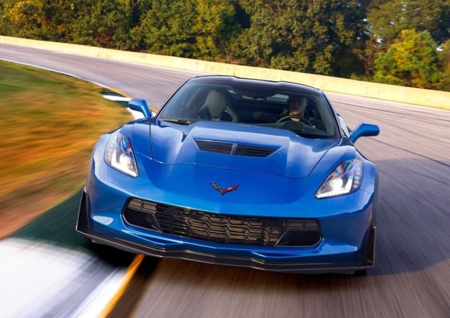 Corvette Z06 pistte önden görünüm