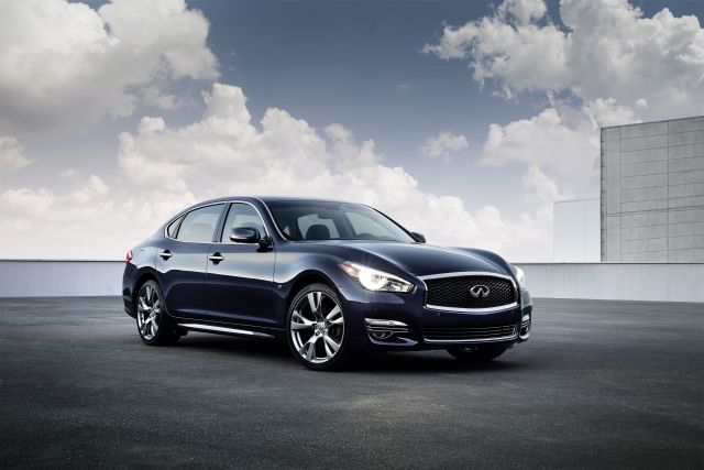 2015 Infiniti Q70L ön üç çeyrek görünümü