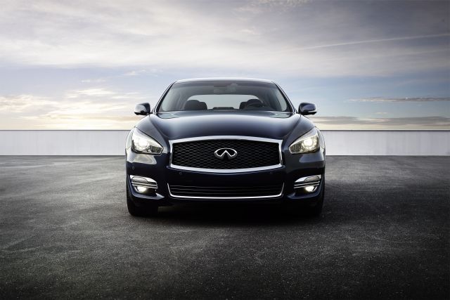 Infiniti Q70L arka üç çeyrek görünümü