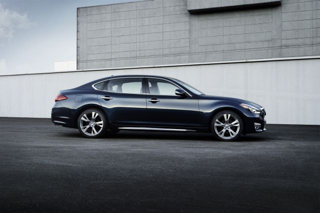 Infiniti Q70L arka koltuk yaşam alanı