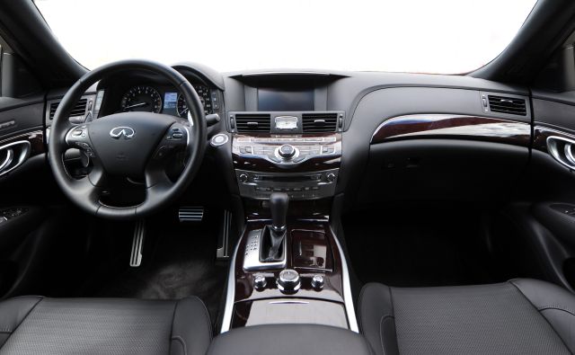 Infiniti Q70L ön kabin ve gösterge paneli