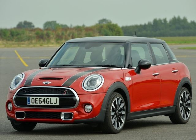 Beyaz beş kapılı MINI Cooper S ön çapraz görünüm