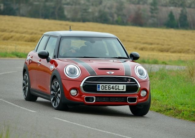 Beyaz MINI Cooper S beş kapılı profil