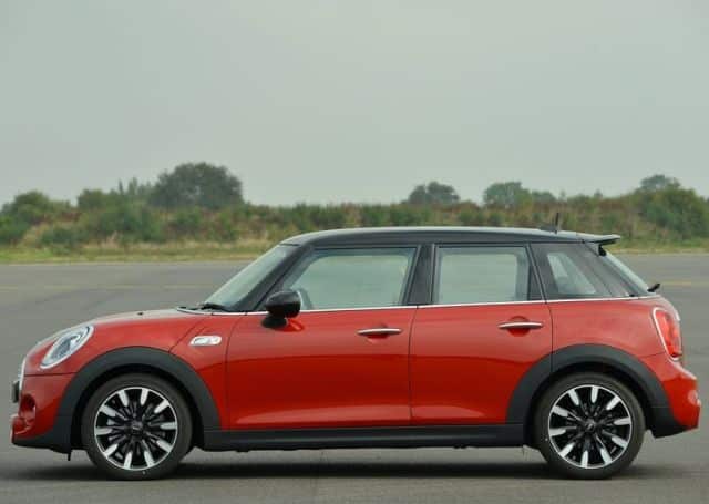 MINI Cooper S beş kapılı arka çapraz görünüm
