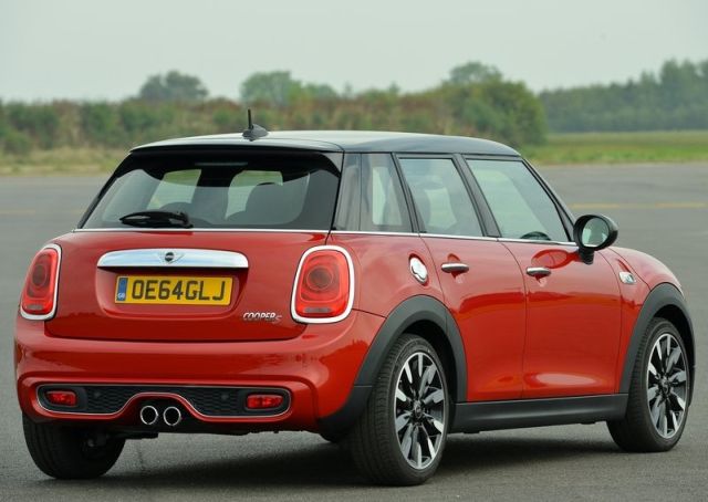 Beş kapılı MINI Cooper S yan görünüm