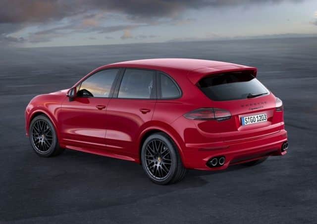 Porsche Cayenne GTS arkadan üç çeyrek görünüm