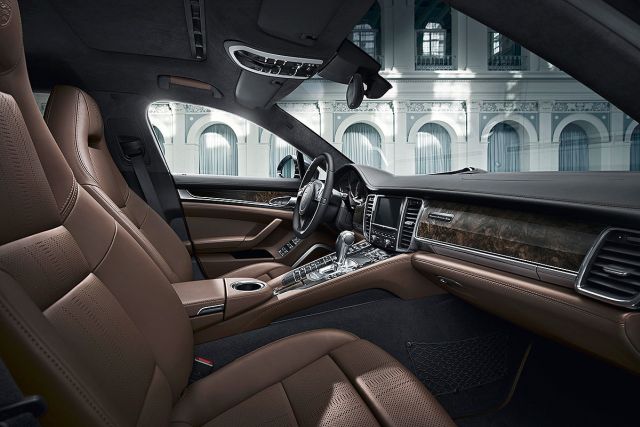 Panamera Exclusive Series arka koltuk ekranları