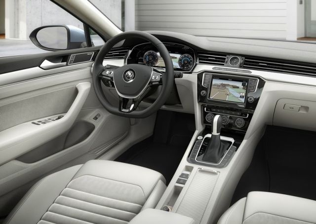 Volkswagen Passat B8 açık renk kokpit görünümü