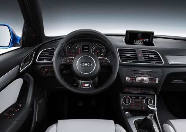 Audi Q3 sürücü kokpiti ve açılır ekran