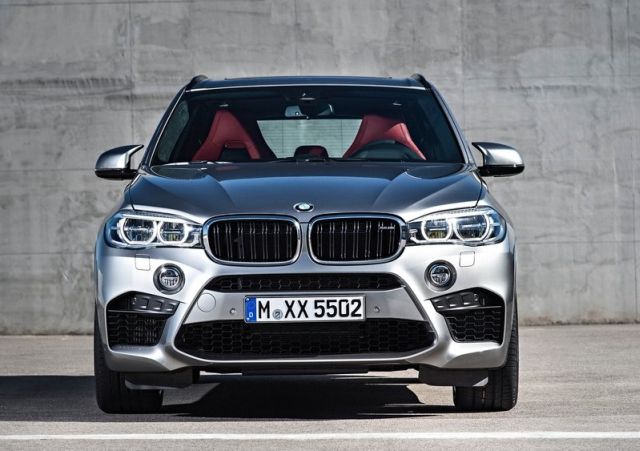 BMW X5 M arka üç çeyrek görünümü