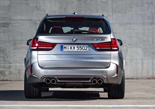 BMW X5 M yan profil görünümü