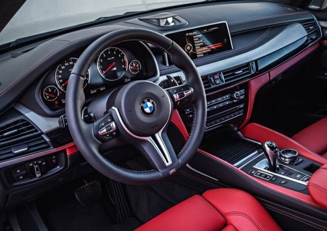 BMW X5 M sürücü kokpiti