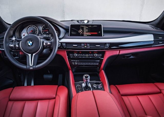 BMW X5 M ön koltukları ve kabini