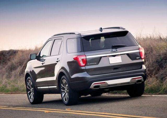 2016 Ford Explorer Platinum arka üç çeyrek görünümü