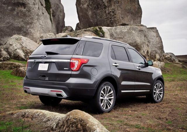 Ford Explorer XLT 4WD arka üç çeyrek görünümü