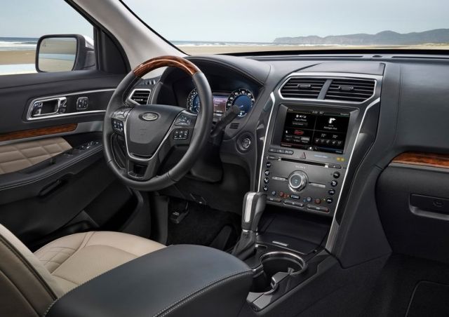 Ford Explorer gösterge paneli ve orta konsolu