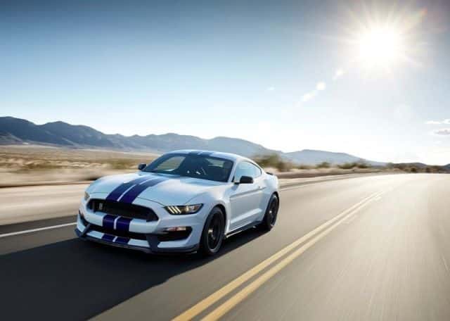 2016 Ford Mustang Shelby GT350 ön üç çeyrek görünümü