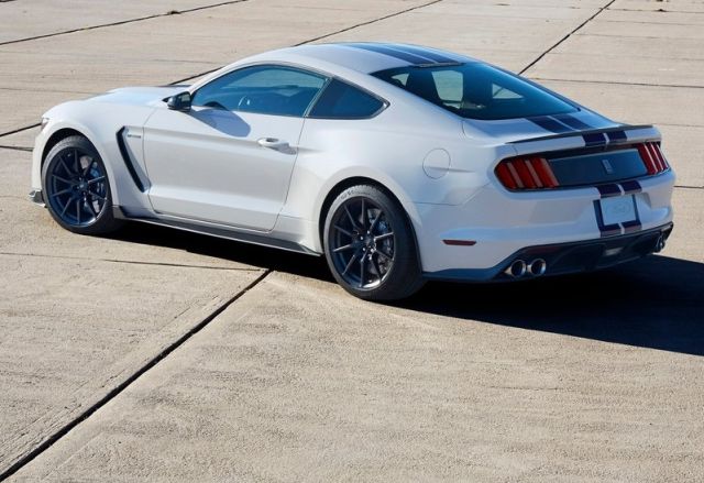 Shelby GT350 arka üç çeyrek görünümü