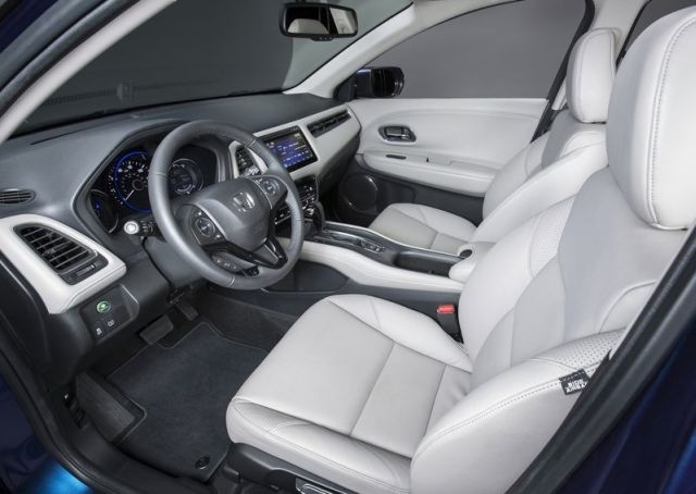 Honda HR-V ön koltukları ve sürücü bölümü