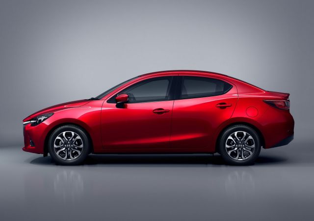 Mazda 2 Sedan kırmızı gövdenin yan profili