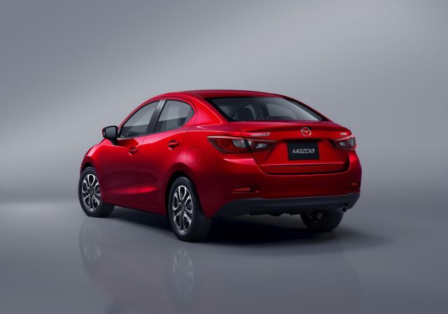 Mazda kompakt sedan arka üç çeyrek görünümü