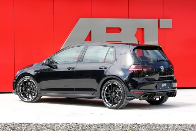 Siyah Volkswagen Golf R ABT arka çapraz görünüm ve dört egzoz çıkışı