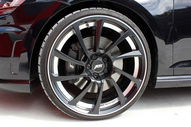 ABT logolu çok kollu alaşım jant ve Volkswagen Golf R fren sistemi