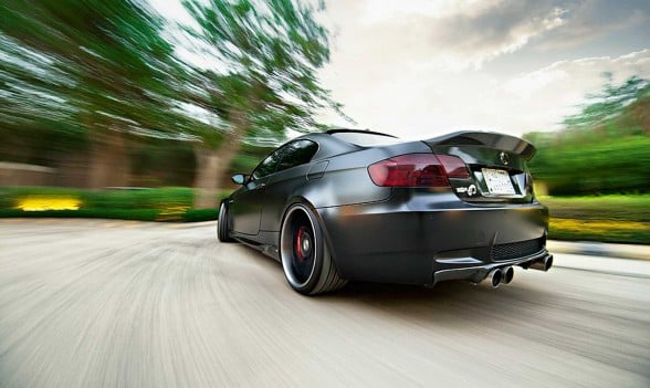 Frozen Black BMW M3 hareketli arka görünüm