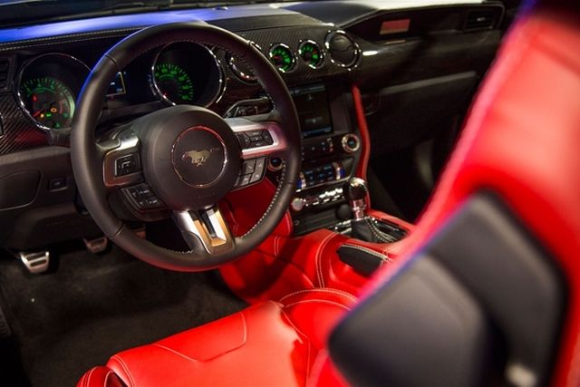 Galpin Fisker Rocket kırmızı deri kabini