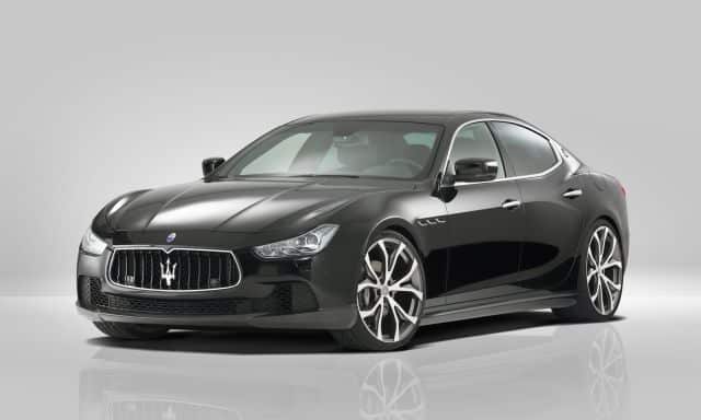 Siyah Maserati Ghibli ön üç çeyrek görünüm ve NM1 jantlar
