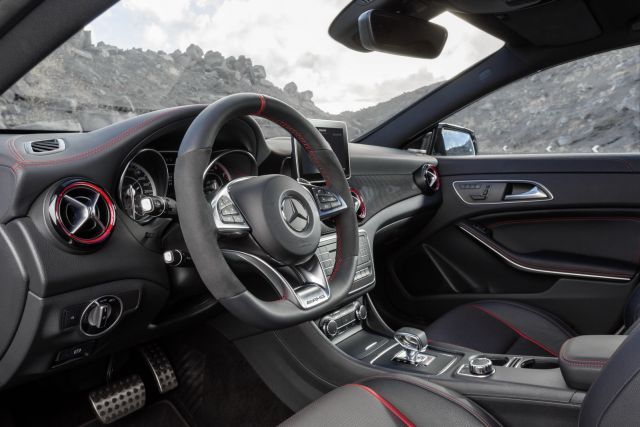 CLA 45 AMG Shooting Brake direksiyon ve ön konsol görünümü