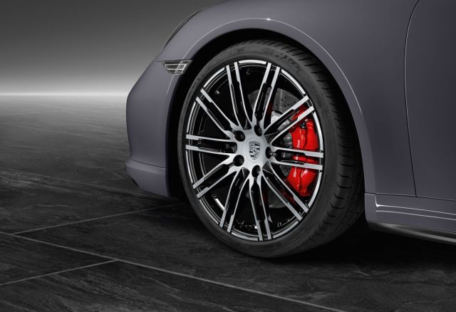 Porsche 991 Turbo Cabriolet parlak siyah jant görünümü