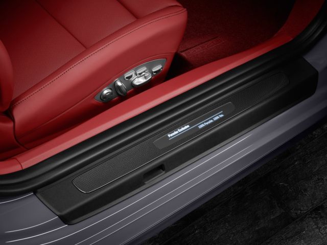 Porsche 911 Turbo Cabriolet deri kaplı kokpit ve karbon konsol