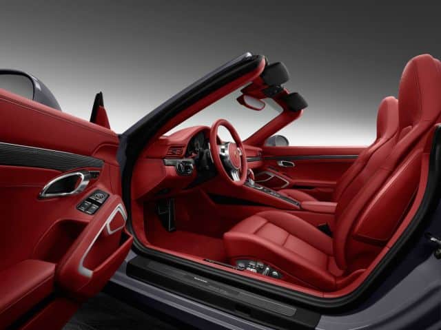 Porsche Exclusive karbon kapı eşiği ve kırmızı deri iç mekân