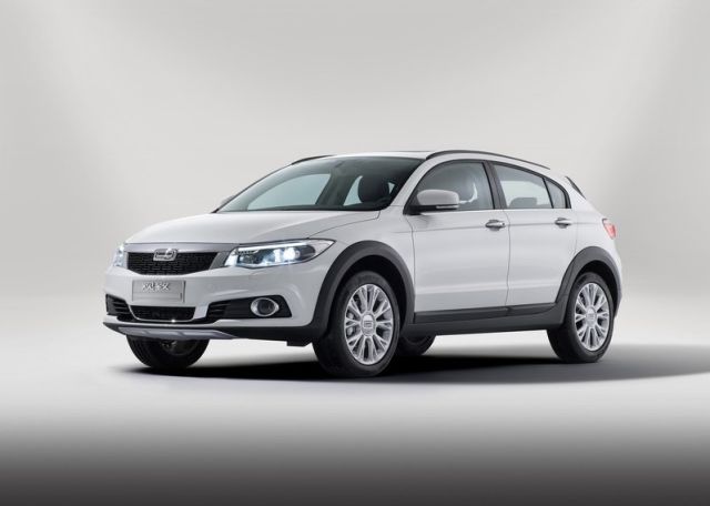 Qoros 3 City SUV kokpit ve ön koltuklar