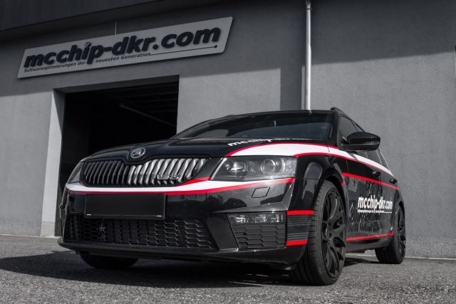 Skoda Octavia vRS Combi ön üç çeyrek görünüm