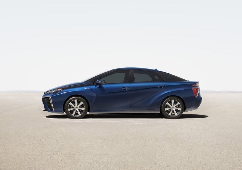 Toyota Fuel Cell Sedan mavi gövde yan görünümü